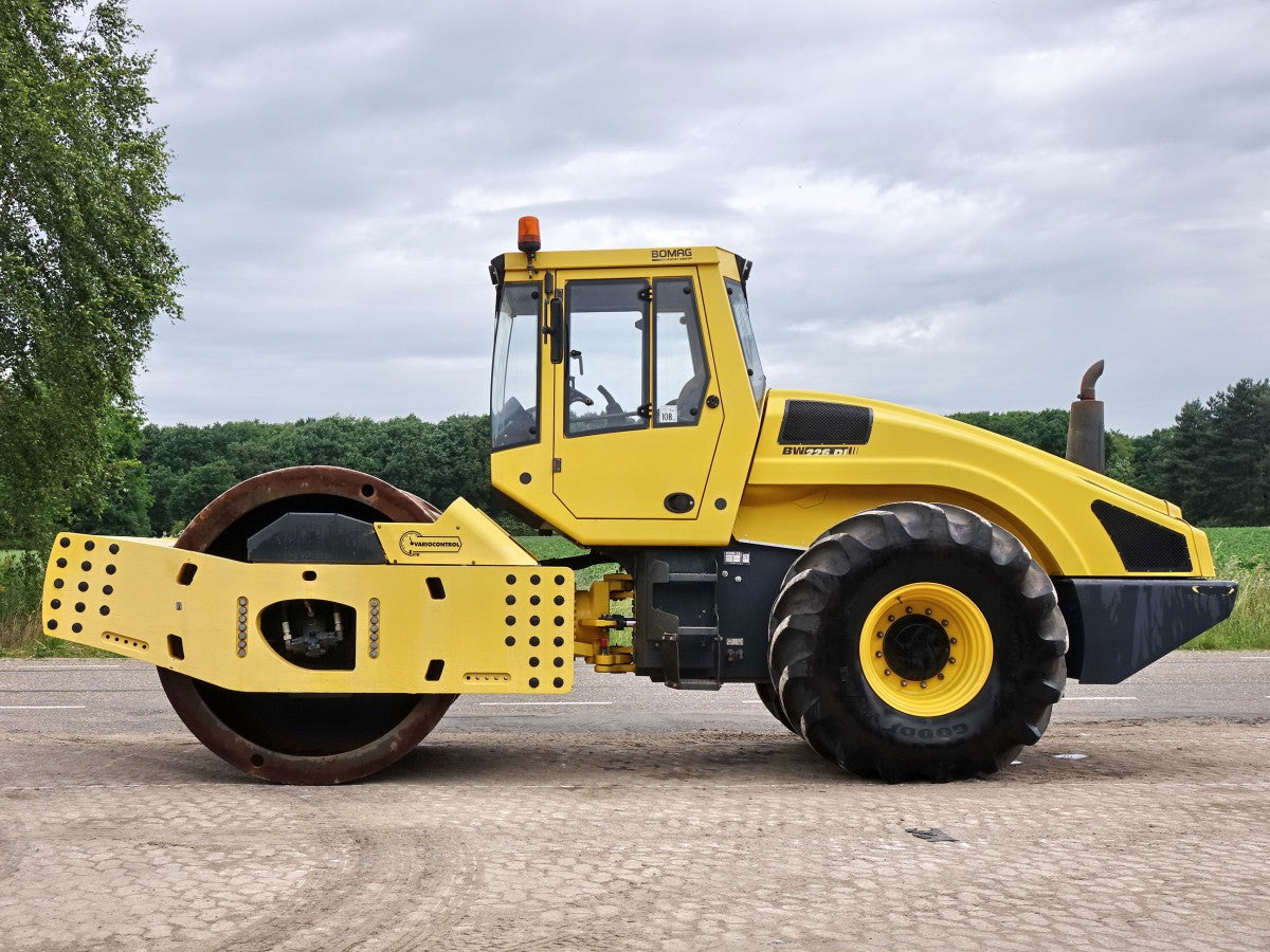 PDF Bomag BW 225 D-3 Single Drum Vibratory Roller Parts Manual SN 101580631001 - 101580631062